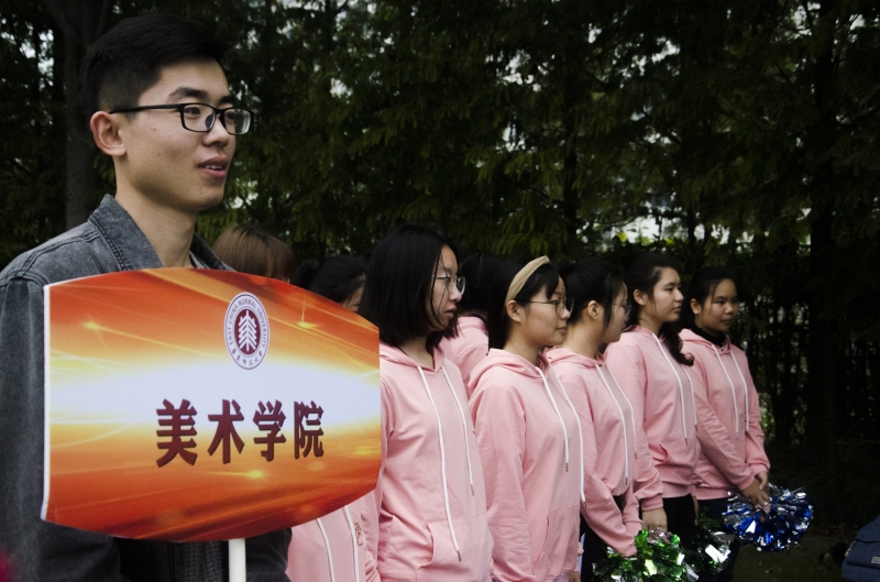 美术学院同学们走方阵前“严正以待”